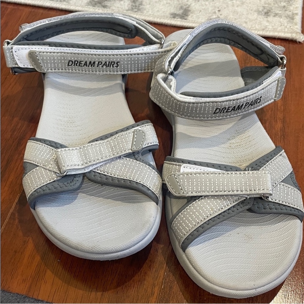⭐️Dream Pairs Women’s Gray Sandals Size 9